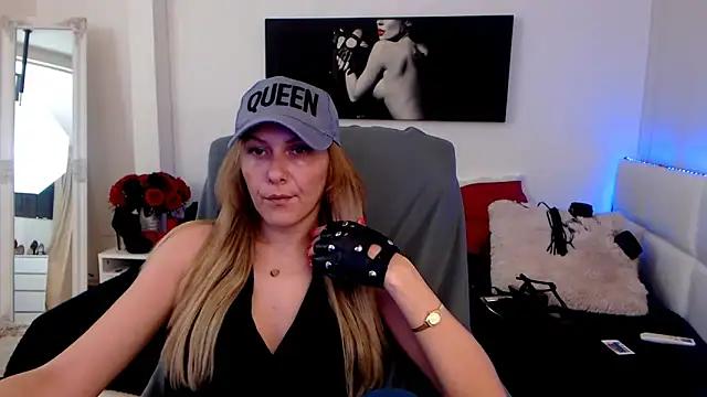 EvelynQueenn from StripChat is Freechat