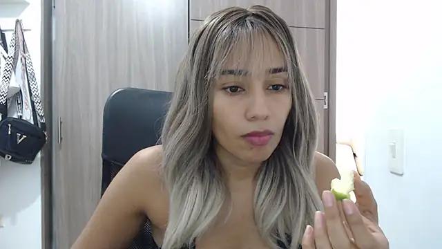 isabela_oh from StripChat is Freechat