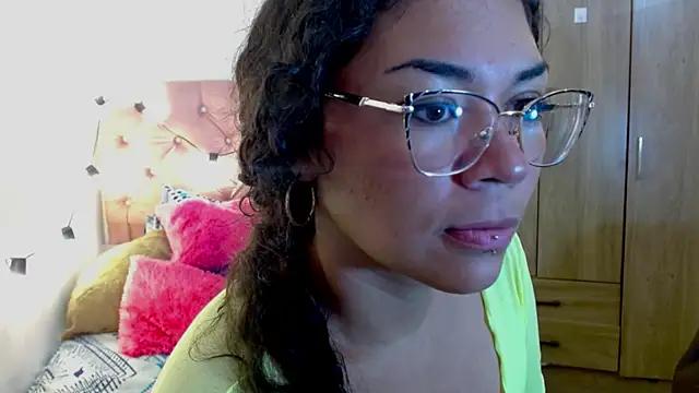 Kamelia_Suns from StripChat is Freechat